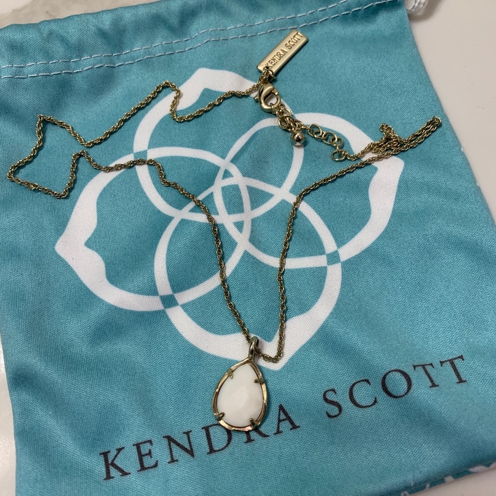 Kendra Scott necklace